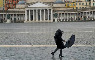 Pioggia e vento a Napoli dove per l'allerta meteo arancione sono rimaste chiusi scuole e parchi, 17 gennaio 2023. ANSA / CIRO FUSCO