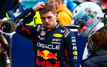 SILVERSTONE CIRCUIT, UNITED KINGDOM - JULY 06: Max Verstappen, Red Bull Racing, and Alex Albon, Williams Racing, in Parc Ferme after Qualifying during the British GP at Silverstone Circuit on Saturday July 06, 2024 in Northamptonshire, United Kingdom. (Photo by Zak Mauger / LAT Images)