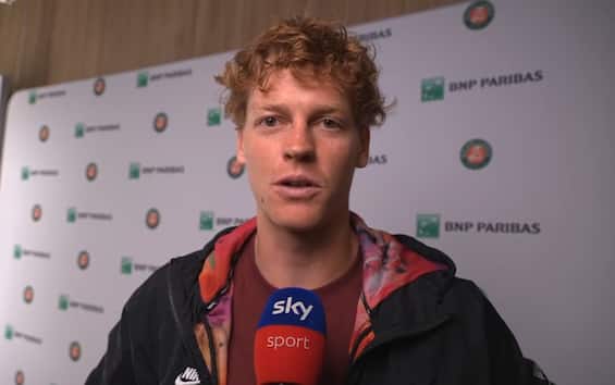 https://static.sky.it/editorialimages/f9b092fc0d695214203ac38e02f6b83b3ea710b8/skysport/it/tennis/video/2025/05/23/sinner-roland-garros-intervista-video/sinner_screen_13.jpg?im=Resize,width=565