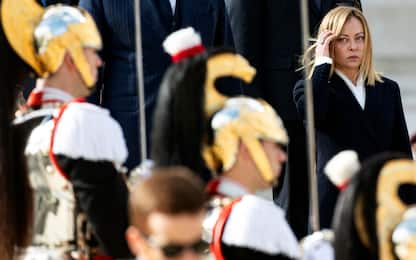 Il presidente del Consiglio Giorgia Meloni durante la cerimonia della deposizione di una corona in occasione dell'Anniversario della Liberazione, presso l'Altare della Patria, Roma, 25 aprile 2025. ANSA/ANGELO CARCONI