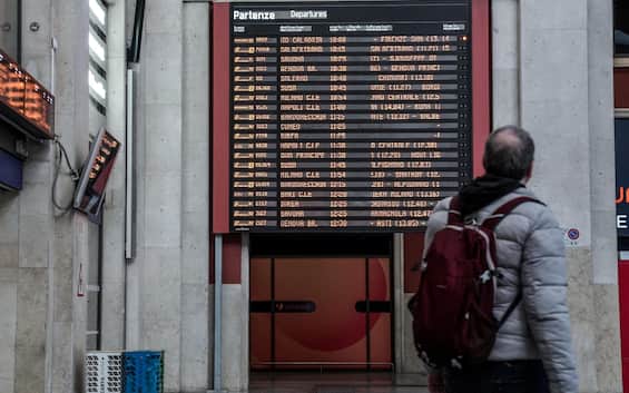 Sciopero nazionale dei treni il 6 e 7 luglio, stop di 24 ore per Fs e Trenord: cosa sapere