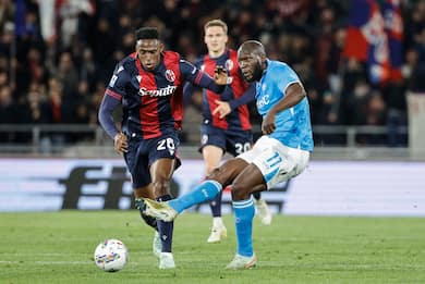 Bologna's  Jhon Lucumi (L) and Napoli's  Romelu Lukaku  in action during the Italian Serie A soccer match Bologna FC vs SSC Napoli at Renato Dall'Ara stadium in Bologna, Italy, 7 April 2025. ANSA /SERENA CAMPANINI