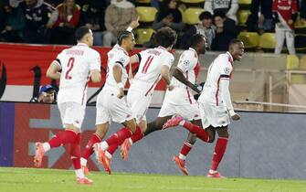 epa11842608 Wilfried Singo (R) of AS Monaco celebrates with his team mates after scoring a goal during the UEFA Champions League league phase match between AS Monaco and Aston Villa FC, in Monaco, 21 January 2025.  EPA/SEBASTIEN NOGIER