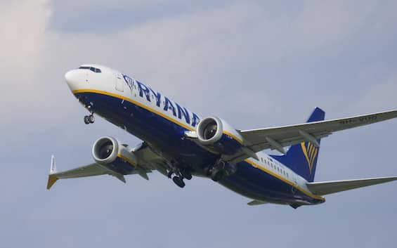 turbolenza su volo della ryanair berlino milano 9 feriti lievi