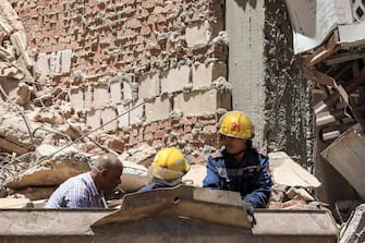 Civil defence first responders gather at the scene of a collapsed 13-storey-building in the Sidi Bishr district of Egypt's northern city of Alexandria on June 26, 2023. (Photo by Hazem GOUDA / AFP)