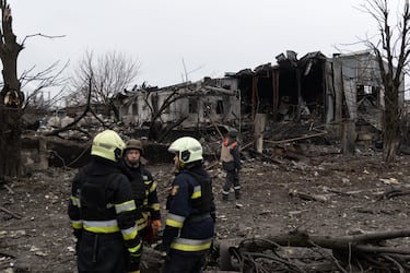 epa11134302 Rescue services work at the scene of a missile strike which injured three people, Kharkiv, Ukraine, 07 February 2024. Russian missile and drone strikes hit cities across Ukraine killing at least five people and wounding dozens more, Ukrainian authorities said.  EPA/YAKIV LIASHENKO