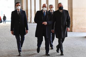 epa08973275 Movimento 5 Stelle leader Vito Crimi (C) with party colleagues Davide Crippa (L) and Ettore Antonio Licheri (R) arrive for a meeting with Italian President Sergio Mattarella at the Quirinale Palace for the first round of formal political consultations following the resignation of Prime Minister Giuseppe Conte, in Rome, Italy, 29 January 2021.  EPA/ETTORE FERRARI / POOL