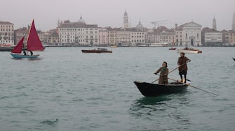 “A Haunting in Venice”, prodotta da 20th Century Studios, si ispira liberamente a “Poirot e la strage degli innocenti” di Agatha Christie (“Hallowe’en Party” del 1969, il titolo originale).Nella foto Kenneth Branagh