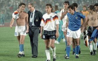Germania Ovest-Italia 1-1  Il ct Azeglio Vicini parla con Roberto Mancini a fine partita. Dusseldorf, 10 giugno 1988  ARCHIVIO ANSA 