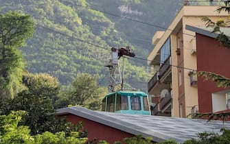 La cabina della funivia  rimasta bloccata a monte dell'impianto in seguito al guasto di questo pomeriggio, 17 aprile 2025.
ANSA/CESARE ABBATE