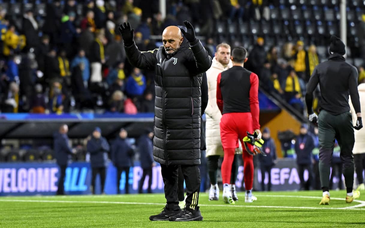 https://static.sky.it/editorialimages/fa4f0872c2dd40f6631757c919082082e131bbdf/skysport/it/calcio/champions-league/2025/11/26/bodo-juventus-2-3-commento/spalletti_GETTY_bodo_saluti.jpg?im=Resize,width=1218