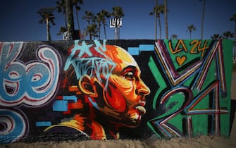 VENICE, CALIFORNIA - FEBRUARY 14: A mural depicting deceased NBA star Kobe Bryant, painted by @cheink84, is displayed by the beach on February 14, 2020 in Venice, California. Numerous murals depicting Bryant have been created around greater Los Angeles following their tragic deaths in a helicopter crash which left a total of nine dead. A public memorial service honoring Bryant will be held February 24 at the Staples Center in Los Angeles, where Bryant played most of his career with the Los Angeles Lakers.  (Photo by Mario Tama/Getty Images)