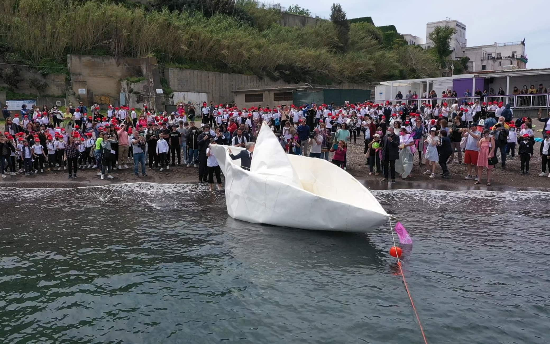 Folla all'evento "La Flotta di Carta", l'idea di Procida Capitale Italiana della Cultura di un tentativo di navigazione simbolico che si è concluso a metà strada rispetto all'obiettivo di uno sbarco ai Campi Flegrei: il grande origami di carta con cui l'artista tedesco Frank Bölter, aiutato da centinaia di bambini isolani, si è fatto portavoce stamattina di un forte messaggio di integrazione e speranza, simboleggiando la fragilità delle imbarcazioni che ospitano i viaggi dei migranti dalle sponde dell'Africa all'Italia, non è riuscito infatti a compiere la traversata del braccio di mare che separa l'isola dalla terraferma, 29 aprile 2022.
ANSA/ CIRO FUSCO