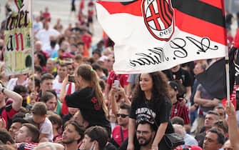 MILANO Festa del Milan per la vincita del 19° scudetto, partenza del bus con i giocatori