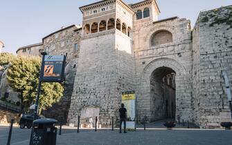 Perugia - apertura umbria jazz 2021 - il più bel festival jazz snaturato dalle restrizioni covid 19 - il cartellone con il programma in Piazza Grimana davanti all  Arco Etrusco . (perugia - 2021-07-10, Emanuela Bianconi) p.s. la foto e' utilizzabile nel rispetto del contesto in cui e' stata scattata, e senza intento diffamatorio del decoro delle persone rappresentate