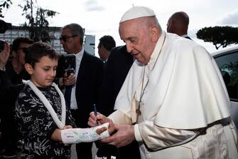 Papa firma gesso bambino