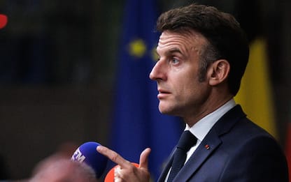 epa11977242 French President Emmanuel Macron speaks with the media during a European Council summit in Brussels, Belgium, 20 March 2025. Competitiveness, the latest developments in Ukraine, and the European defense policy are expected to be discussed by EU leaders at the summit.  EPA/OLIVIER MATTHYS