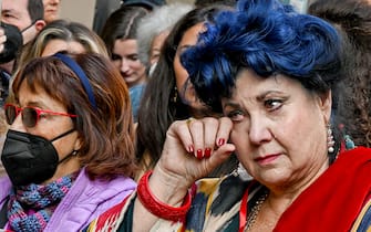 Marisa Laurito in lacrime durante la  manifestazione davanti al teatro Trianon di Napoli contro le violenze in Iran promossa dall'attrice napoletana alla quale hanno aderito numerosi artisti e associazioni con una petizione che in pochi giorni ha raccolto 85mila firme, 7 gennaio 2023
ANSA / CIRO FUSCO