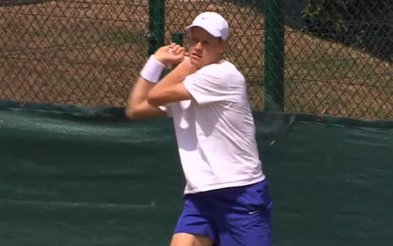https://static.sky.it/editorialimages/fad8c8b4464e787c71a7dbb418dabdf2be21c621/skysport/it/tennis/video/2025/07/04/sinner-allenamento-wimbledon-news-video/sinner_screen_22.jpg?im=Resize,width=565
