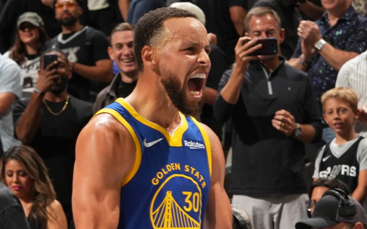 https://static.sky.it/editorialimages/fae762889af38fc3720aafbec4cbb09af4d51b02/skysport/it/nba/video/2025/11/15/steph-curry-nba-golden-state-warriors-video-1052014/curry_warriors_getty.jpg?im=Resize,width=1218