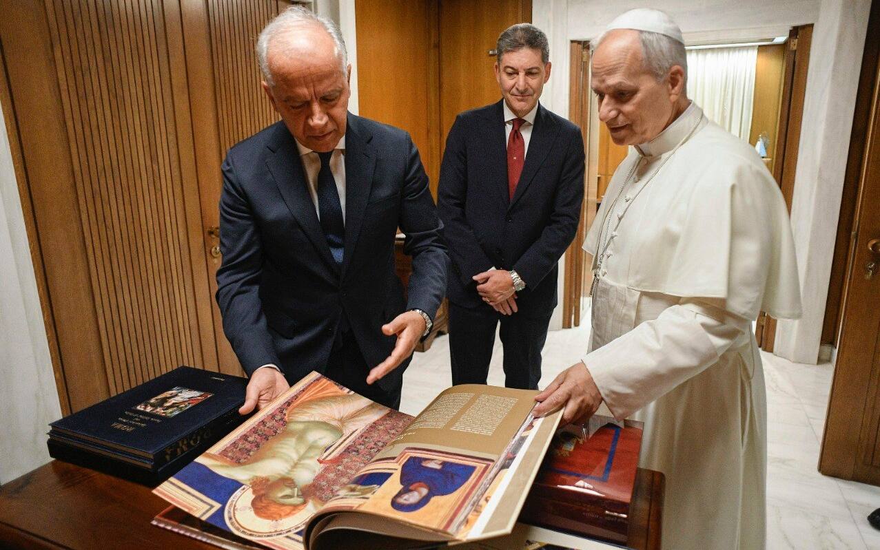 Il Papa con il ministro Piantedosi e il capo della Polizia Pisani