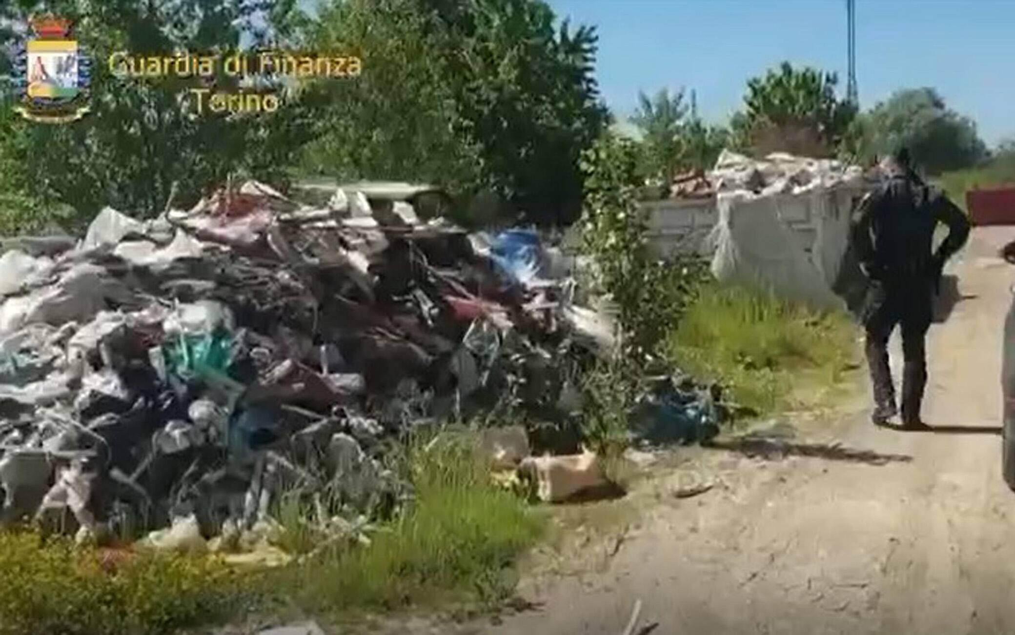 La guardia di finanza ha sequestrato due vaste aree private nell'area metropolitana di Torino dove erano ammassati cumuli di rifiuti abbandonati. Quattro i soggetti denunciati alla Procura di Ivrea per attività di gestione di rifiuti non autorizzata. Il primo intervento ha riguardato un'area di oltre 50 mila metri quadrati a Settimo Torinese, a ridosso della Torino-Milano. Il proprietario del sito aveva ottenuto l'autorizzazione a stoccare rifiuti fino a 40 mila tonnellate, ma ha poi invaso un'area più estesa rispetto a quella consentita arrivando ad accumulare oltre 260mila tonnellate di spazzatura. I cumuli di macerie, alti sino a 20 metri, sono risultati provenire da demolizioni industriali e lavori di edilizia pubblica, 15 Giugno 2021. ANSA/US/GDF