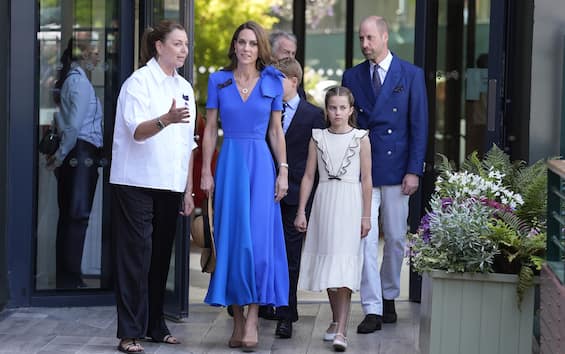 https://static.sky.it/editorialimages/fb02cf343a5838613a05be3bebec61233abc75a2/skysport/it/tennis/video/2025/07/13/wimbledon-william-e-kate-middleton-figli-all-engla/reali_inghilterra_IPA_fotogramma.jpg?im=Resize,width=565