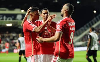 epa11294671 Arthur Cabral of Benfica celebrates (R) celebrates with Angel Di Maria (C) and Bah (L) after scoring the 1-2 goal during the Portuguese First League soccer match between Farense and Benfica, in Faro, Portugal, 22 April 2024.  EPA/LUIS BRANCA