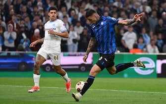 Atalanta's Italian forward #90 Gianluca Scamacca (R) shoots to score Atalanta's first goal during the UEFA Europa League semi-final first leg football match between Olympique de Marseille (OM) and Atalanta at the Stade Velodrome in Marseille, southern France, on May 2, 2024. (Photo by Sylvain THOMAS / AFP) (Photo by SYLVAIN THOMAS/AFP via Getty Images)