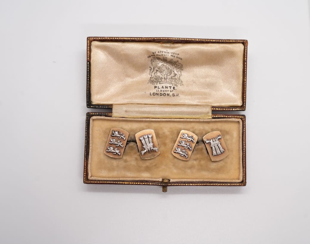 Gemelli con simboli del duca del Galles e dell’Inghilterra. Inghilterra, 1932 ca., Henry Hodson Plante, collezione privata Demaldè, Milano. Oro giallo e oro bianco.