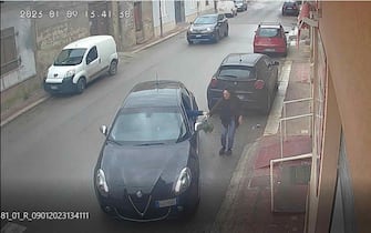 Matteo Messina Denaro in auto vicino casa di Lorena Lanceri, arrestata oggi per favoreggiamento, in una foto senza data. (npk)