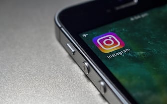 Uno smartphone con l'app di Instagram scaricata