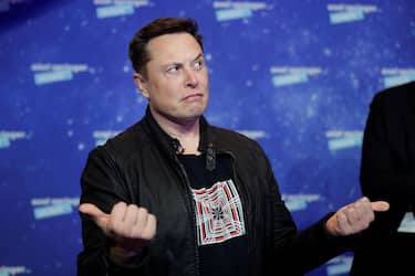 SpaceX owner and Tesla CEO Elon Musk poses after arriving on the red carpet for the Axel Springer award, in Berlin, Germany, 01 December 2020. ANSA/HANNIBAL HANSCHKE / POOL