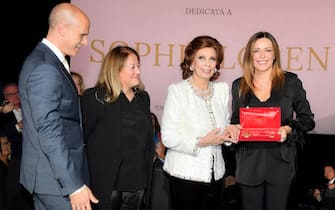 Festa per i 90 anni di Sophia Loren al The Space cinema Moderno, Roma, 20 settembre 2024.
All'attrice è arrivato anche un riconoscimento unico nel suo genere, una chiave dorata con il suo nome impresso e la forma degli studi di Cinecittà. Appunto, la 'Chiave di Cinecittà', unica nel suo genere, consegnatale dalla sottosegretaria alla Cultura, Lucia Borgonzoni, e la presidente di Cinecittà, Chiara Sbarigia. Un omaggio voluto da MiC, Cinecittà e Archivio Luce.
ANSA/UFFICIO STAMPA
+++ ANSA PROVIDES ACCESS TO THIS HANDOUT PHOTO TO BE USED SOLELY TO ILLUSTRATE NEWS REPORTING OR COMMENTARY ON THE FACTS OR EVENTS DEPICTED IN THIS IMAGE; NO ARCHIVING; NO LICENSING +++ NPK +++