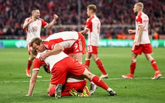 epa11285525 Harry Kane of Bayern (up) celebrates with teammates after the UEFA Champions League quarter final, 2nd leg match between Bayern Munich and Arsenal in Munich, Germany, 17 April 2024. Bayern won 3-2 on aggregate.  EPA/ANNA SZILAGYI