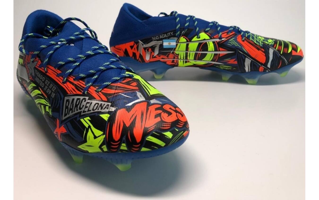 Barcellona Napoli le nuove scarpe di Leo Messi per il ritorno degli ottavi di Champions. foto Sky Sport