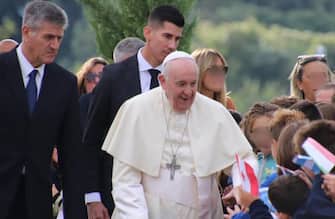 Il Papa arriva ad Assisi per incontrare i giovani di "The Economy of
Francesco".  L'elicottero con a bordo il Pontefice è atterrato a qualche
centinaio di metri dal teatro Lyrivk dove parlerà alle ragazze e ai ragazzi, provenienti da 100 diversi Paesi, che si sono dati appuntamento ad Assisi per disegnare una nuova economia mondiale. Lo faranno licenziando un documento conclusivo che sarà firmato da Papa Francesco, Assisi, 24 settembre 2022. ANSA/GIANLUIGI BASILIETTI