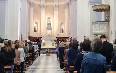 I funerali di Paolo Sanna, il vicino di casa di 69 anni ucciso nel pianerottolo dopo la strage familiare, a Nuoro, 1 ottobre 2024. La messa è celebrata dal parroco don Giovanni Chessa nella Cattedrale. 
ANSA/ MARIA GIOVANNA FOSSATI