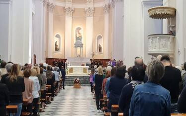 I funerali di Paolo Sanna, il vicino di casa di 69 anni ucciso nel pianerottolo dopo la strage familiare, a Nuoro, 1 ottobre 2024. La messa è celebrata dal parroco don Giovanni Chessa nella Cattedrale.
ANSA/ MARIA GIOVANNA FOSSATI