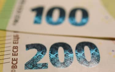 17 September 2018, Hessen, Frankfurt/Main: Small euro signs can be seen in the figures of the revised 100 and 200 euro banknotes during the presentation at the headquarters of the European Central Bank (ECB).  They complete the second generation of euro banknotes. The new notes are to be issued from 28 May 2019. They should also be harder to counterfeit than before. Photo: Arne Dedert/dpa
