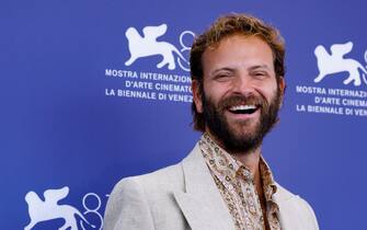 mostra cinema venezia 2024 Italian actor Alessandro Borghi poses at a photocall of Campo Di Battaglia (Battleground) at the 81st annual Venice International Film Festival, in Venice, Italy, 31 August 2024. The movie is presented in the official competition 'Venezia 81' at the festival running from 28 August to 07 September 2024. ANSA/FABIO FRUSTACI