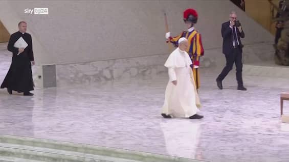 emergenza caldo papa sposta udienza settimanale al chiuso