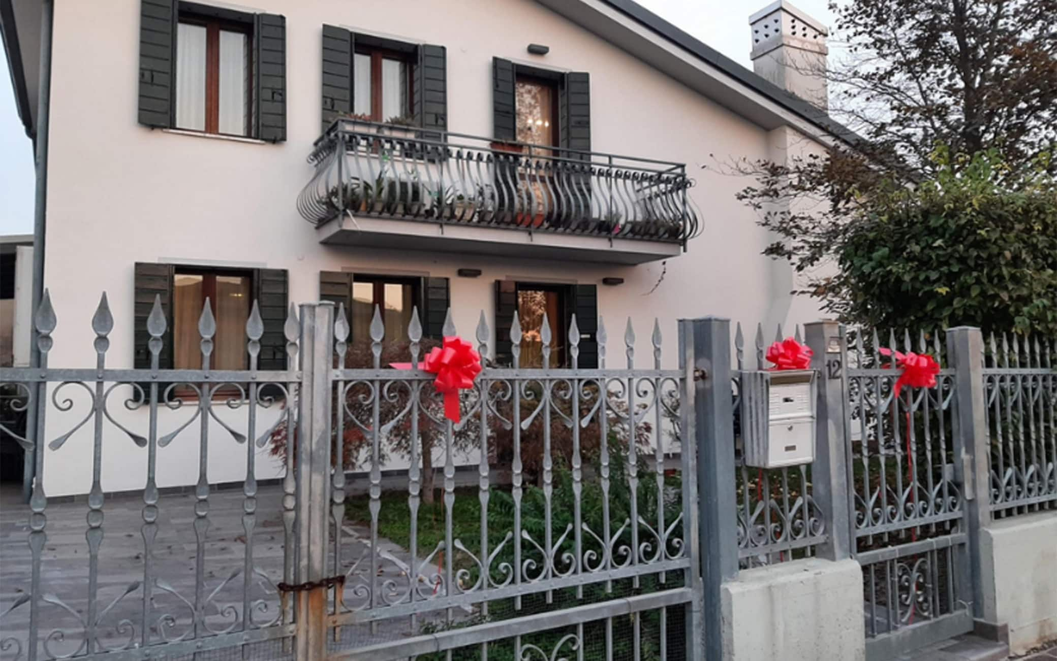 Vigonovo, i fiocchi rosso di laurea, sulla cancellata della villetta della famiglia di Giulia Cecchettin