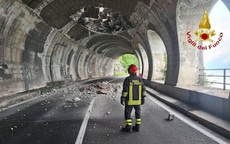 I vigili del fuoco del comando di Lecco stanno intervenendo per una grossa frana che ha sfondato la volta della galleria stradale e ferroviaria Fiumelatte a Varenna Il traffico ferroviario e veicolare è interrotto, 19 Maggio 2023. ANSA/US VVFF