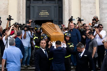 Il feretro lascia la chiesa durante i Funerali di Andrea Purgatori alla Chiesa degli artisti a Piazza del Popolo, Roma, 28 luglio 2023. ANSA/ANGELO CARCONI