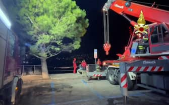 AUTO NEL LAGO DI COMO, RECUPERATI DAI VIGILI DEL FUOCO I CORPI DI DUE PERSONE (frame)