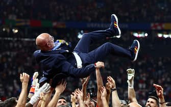 epa11478908 Head coach Luis de la Fuente of Spain is celebrated by his players after they won the UEFA EURO 2024 final soccer match between Spain and England, in Berlin, Germany, 14 July 2024.  EPA/FILIP SINGER