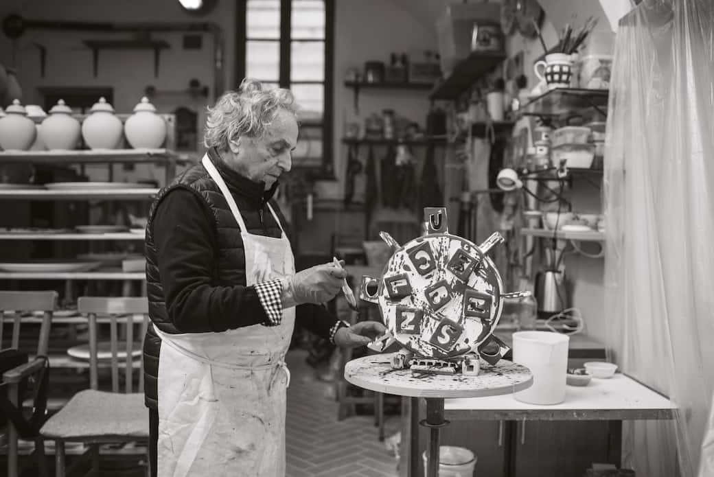 Ugo Nespolo all'opera da Ceramiche Pierluca, Albissola Marina, ph. Marcello Campora