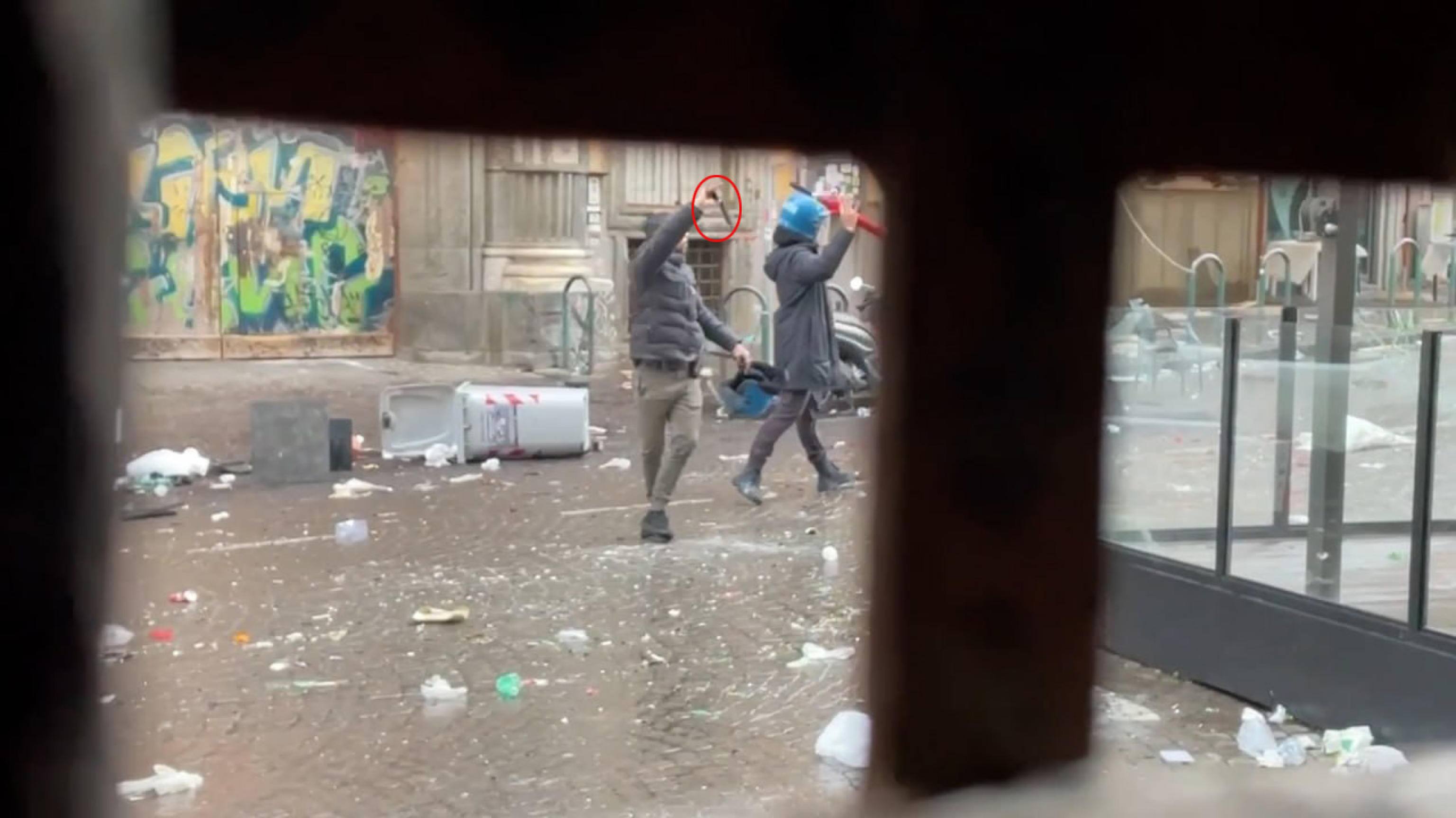 (FRAME DA VIDEO) Al termine degli scontri, che sono avvenuti in piazza del Gesù a Napoli, tra un gruppo di tifosi napoletani e circa 250 dell'Eintracht, è stata trovata anche una pistola: come si vede nel fotogramma del video, un agente in borghese recupera l'arma sul selciato (cerchiata di rosso), Napoli, 15 marzo 2023.
ANSA/Alanews