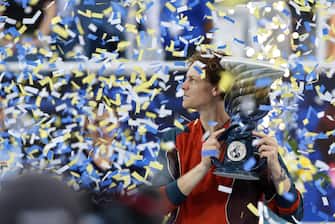 epa11555793 Jannik Sinner of Italy holds his winner's trophy after defeating Frances Tiafoe of the United States during the finals of the Cincinnati Open in Mason, Ohio, USA, 19 August 2024.  EPA/MARK LYONS